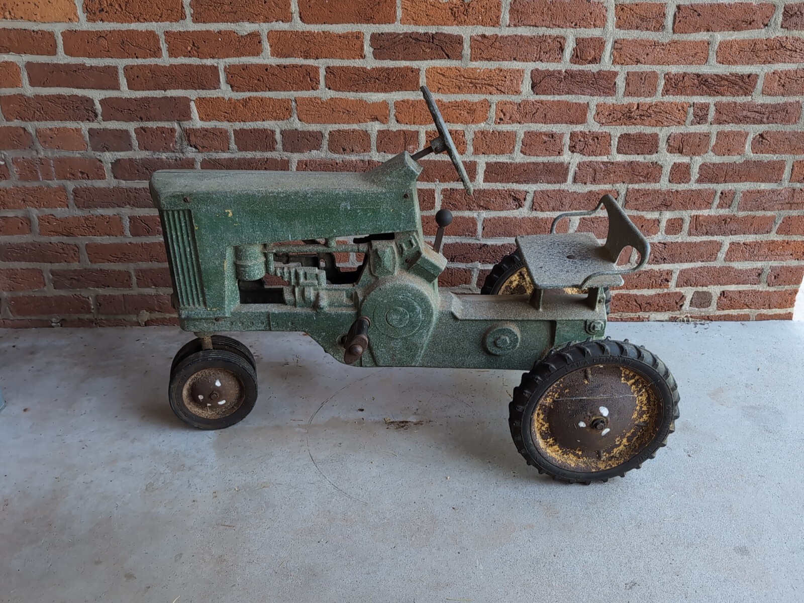 Vintage John Deere 130 Pedal Tractor  eska
