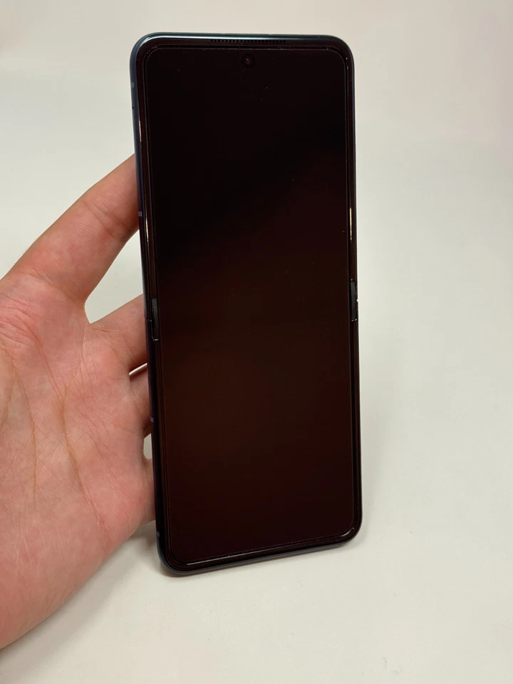 Motorola Razr 2025 (XT2553-3) - 256GB Unlocked Gibraltar Sea - Open Box Warranty - Image 4 of 4