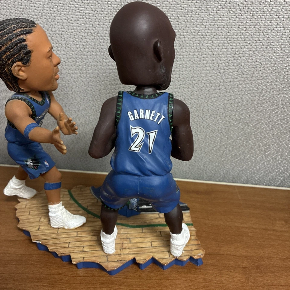 🏀VERY RARE MINNESOTA TIMBERWOLVES KEVIN GARNETT & SPREWELL DUEL BOBBLEHEAD #504 - Image 4 of 4