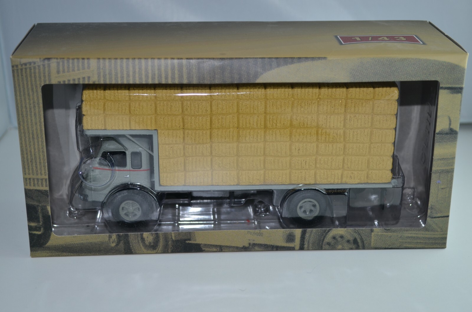 Camion miniature Renault R4153 Faineant 1955 Altaya au 1/43 avec chargement de fourrage JMG