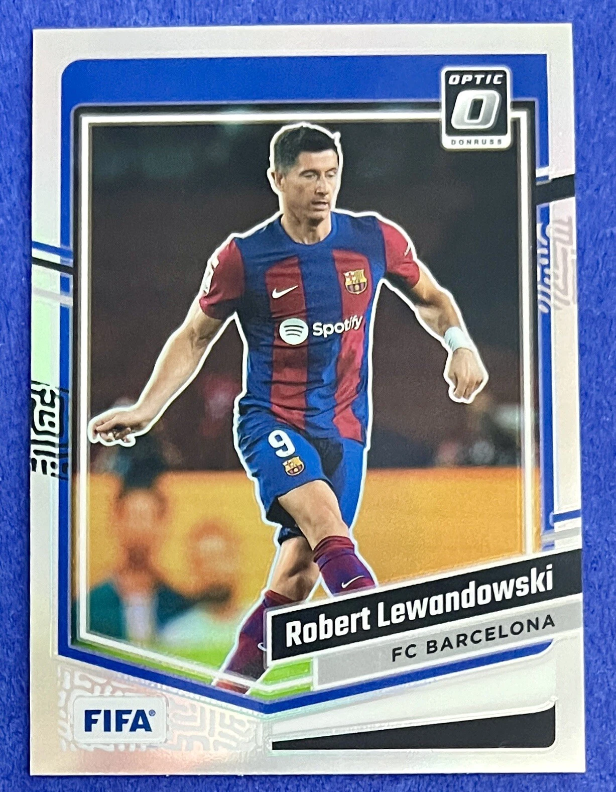 Robert Lewandowski 2023-24 Donruss FIFA OPTIC HOLO SILVER PRIZM #113 BARCELONA
