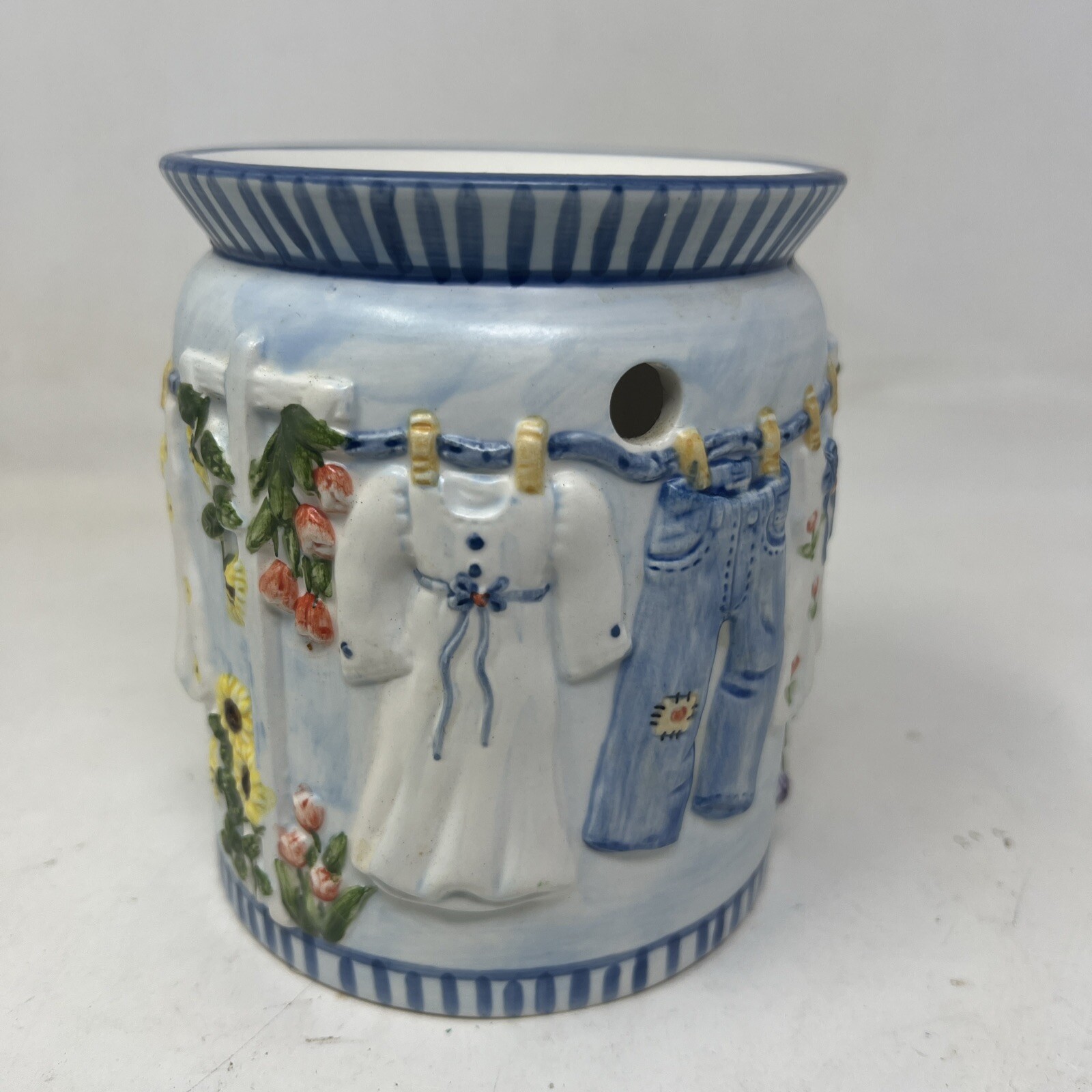 Yankee Candle Laundry Days Scented Wax Tart Warmer with Clothesline Design  