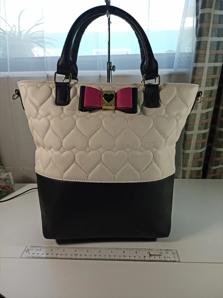 Betsey Johnson 大号黑色白色托特包钱包绗缝 PVC 金色五金件 — 第 2/4 张图片