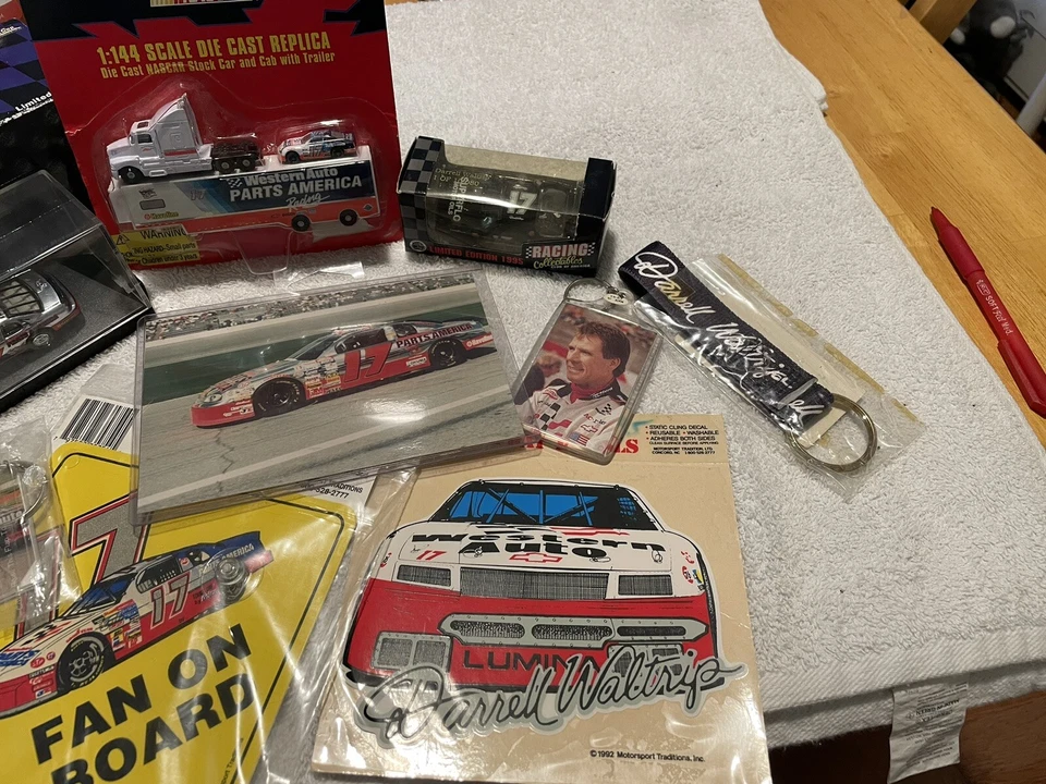 NASCAR Darell Waltrip Collection #17 coches diecast, calcomanías, llaveros Foto 4 de 4