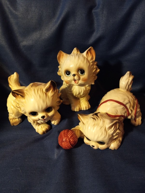 7-2026-DSBOX214-VINTAGE JOSEF ORIGINAL FAMILY OF 3 PERSIAN KITTENS PLAYING-LQQK