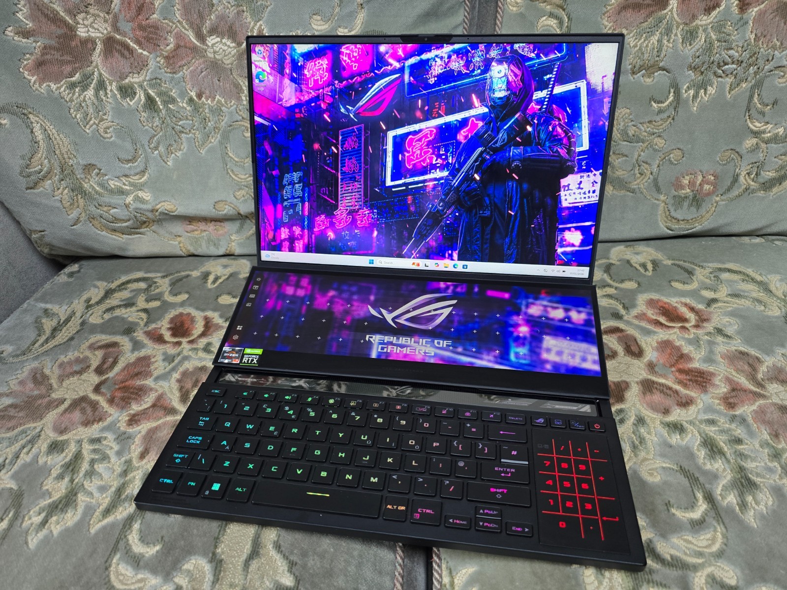ASUS ROG Zephyrus Duo 16 R7 6800H RTX 3070 Ti 16GB 2TB FHD+ 165Hz Gaming Laptop