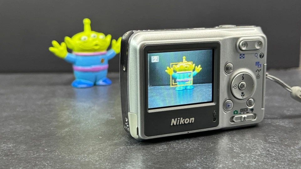 Nikon COOLPIX L3 5.1MP Digital Camera - Silver - Image 2 of 4