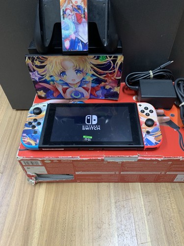 Console Nintendo Switch Joy-Con Rosso/Blu Neon + SD 128GB + Skin Sailor Moon - Foto 2 di 16