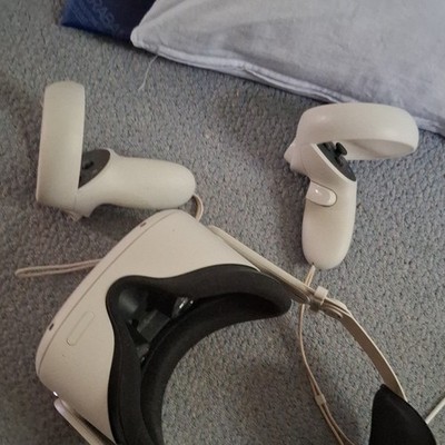 Meta Quest 2  VR-Headset 256 GB Speicher Weiß mit 2 Controllern, USB-C