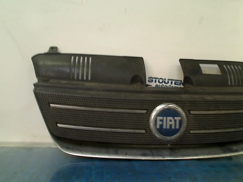 Parrilla Fiat Idea (350AX) MPV 1.4 (350.A.1000) 2004 Foto 3 de 4