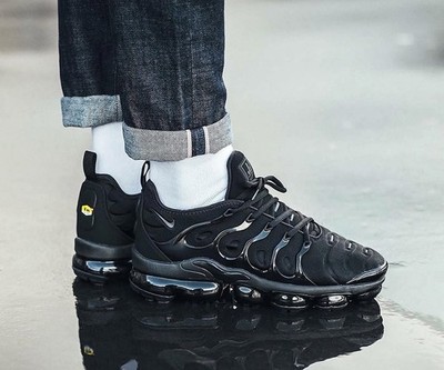  Men s Size 11 - Nike Air VaporMax Plus Low Triple Black 924453-004