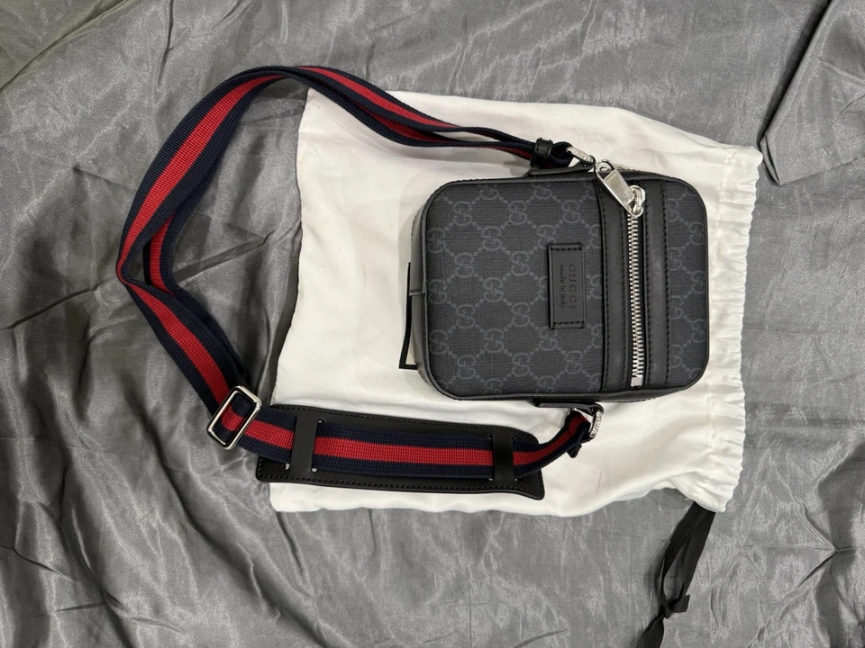 Bolso Mensajero Gucci Unisex Pequeño GG Supreme Lona Negro Foto 2 de 4