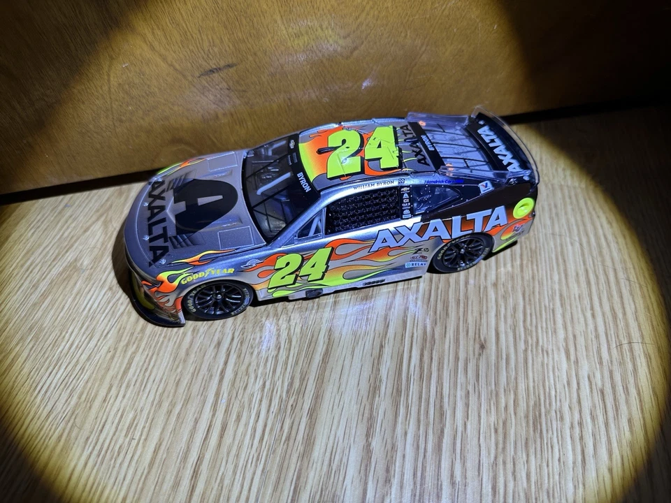 2025 William Byron #24 Axalta Throwback Liquid Color Elite 1/24 - Image 3 of 4