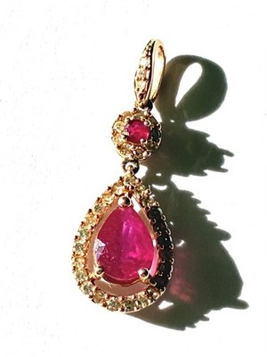 Rubin (1-1/4 ct. t.w.) und Diamant (1/3 ct. t.w.) Anhänger in 14k Rotgold