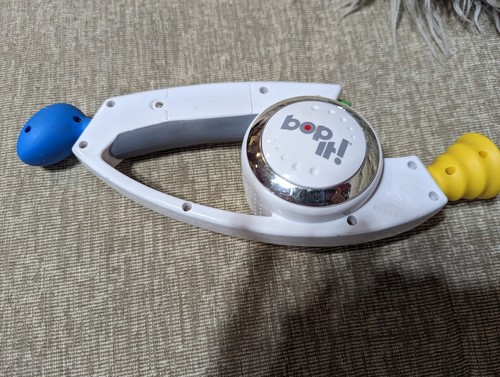 Bop It! Shout It Electronic Handheld Game Twist Pull White Hasbro 2008 ✅ Works - Picture 2 of 6