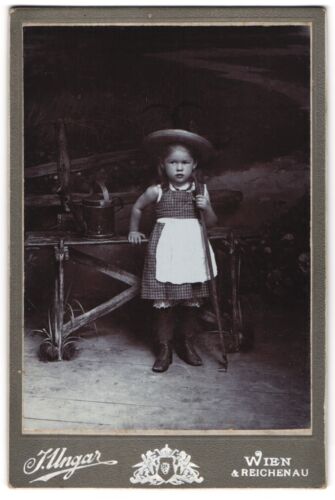 Fotografie J. Ungar, Wien, Portrait kleines Mädchen im karierten Kleid mit Rech  - Imagen 1 de 2