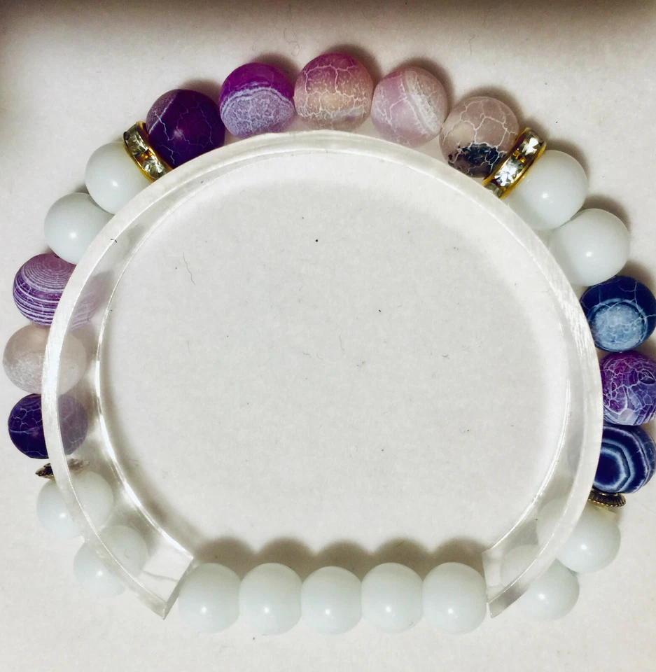 Brazalete - Hecho a mano, cuentas de amatista púrpura y ágata blanca con detalles dorados Foto 2 de 4