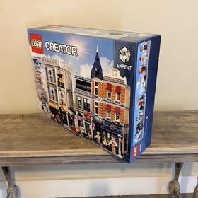 LEGO Creator Expert Assembly Square (10255) New and Sealed