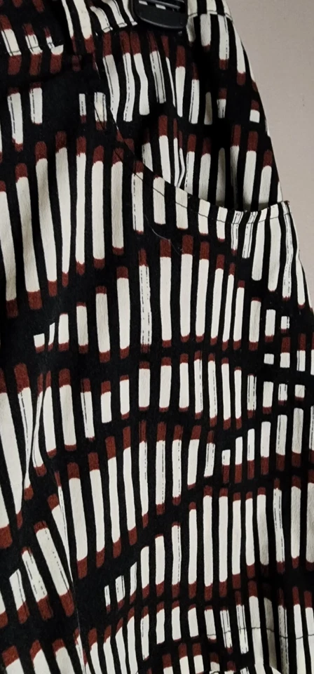 TopShop Women's Geometric Print Shorts Size 6 - Image 3 of 4