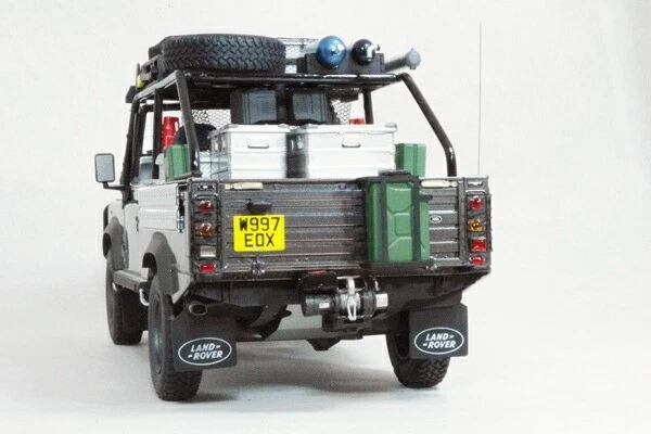 Modellino auto Kyosho 1/18 Land Rover Defender Tomb Raider Movie Edition: JPN - Immagine 3 di 4
