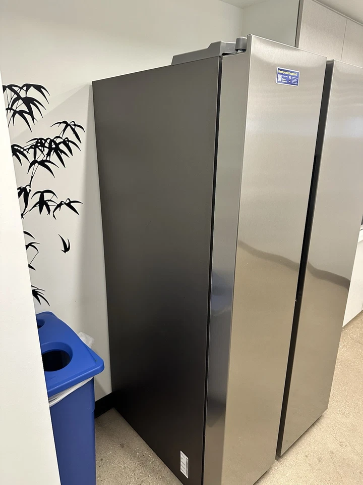 Samsung 28-cu ft / 36-in Wide Side-by-Side Refrigerator with Ice Maker - Image 3 of 4
