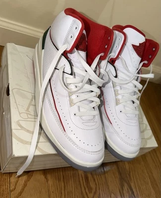 Größe 9,5 US Herren Jordan Air Jordan 2 Retro Origins weiß feuerrot Tanne DR8884-101 - Bild 1 von 4