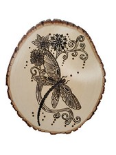 Flores de libélula y pirografía de follaje en una rebanada de madera 11,5 x 1,75 x 9,75