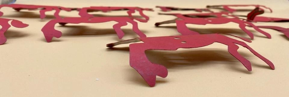 (19) 1950-62 A.C GILBERT ERECTOR SET 3 HOLE HORSES (13) PAPER/ (6) PLASTIC - Image 4 of 4