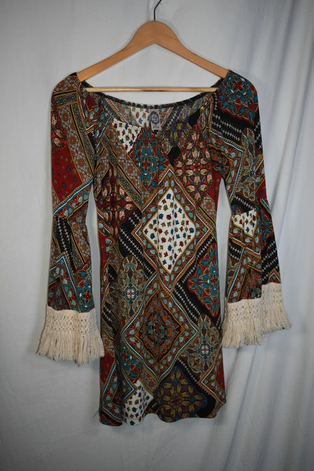 🌼 Mini Vestido Boho Patchwork Manga Campana Pequeño - Puños Flecos Crochet - Hecho en Foto 2 de 4