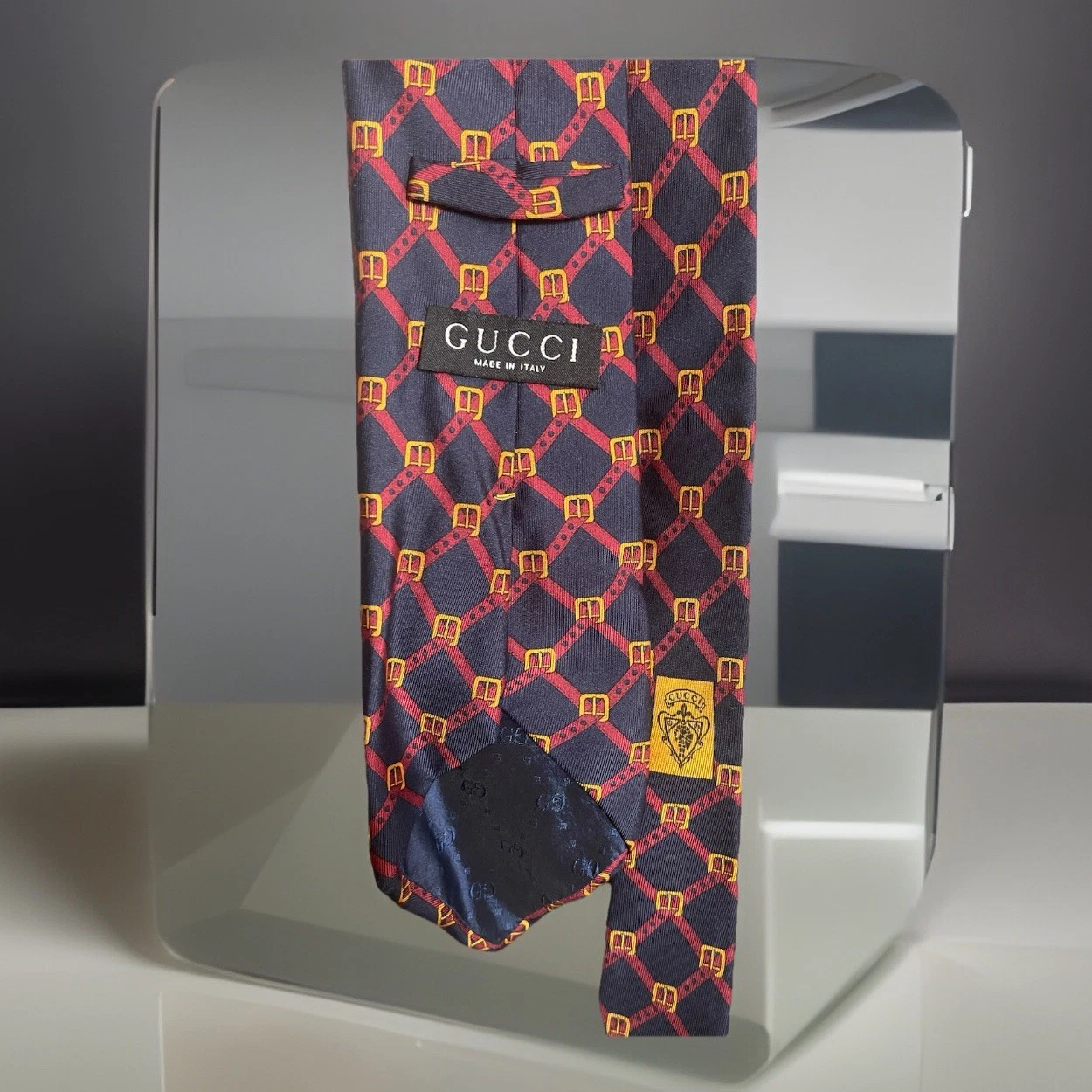 Authentique cravate Gucci pour homme. 100% soie. Boucle dorée et rouge bleu foncé. 