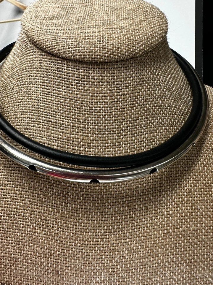 Collar Gargantilla Plata de Ley y Goma Collar Escultura Arte para Usar Negro Foto 3 de 4