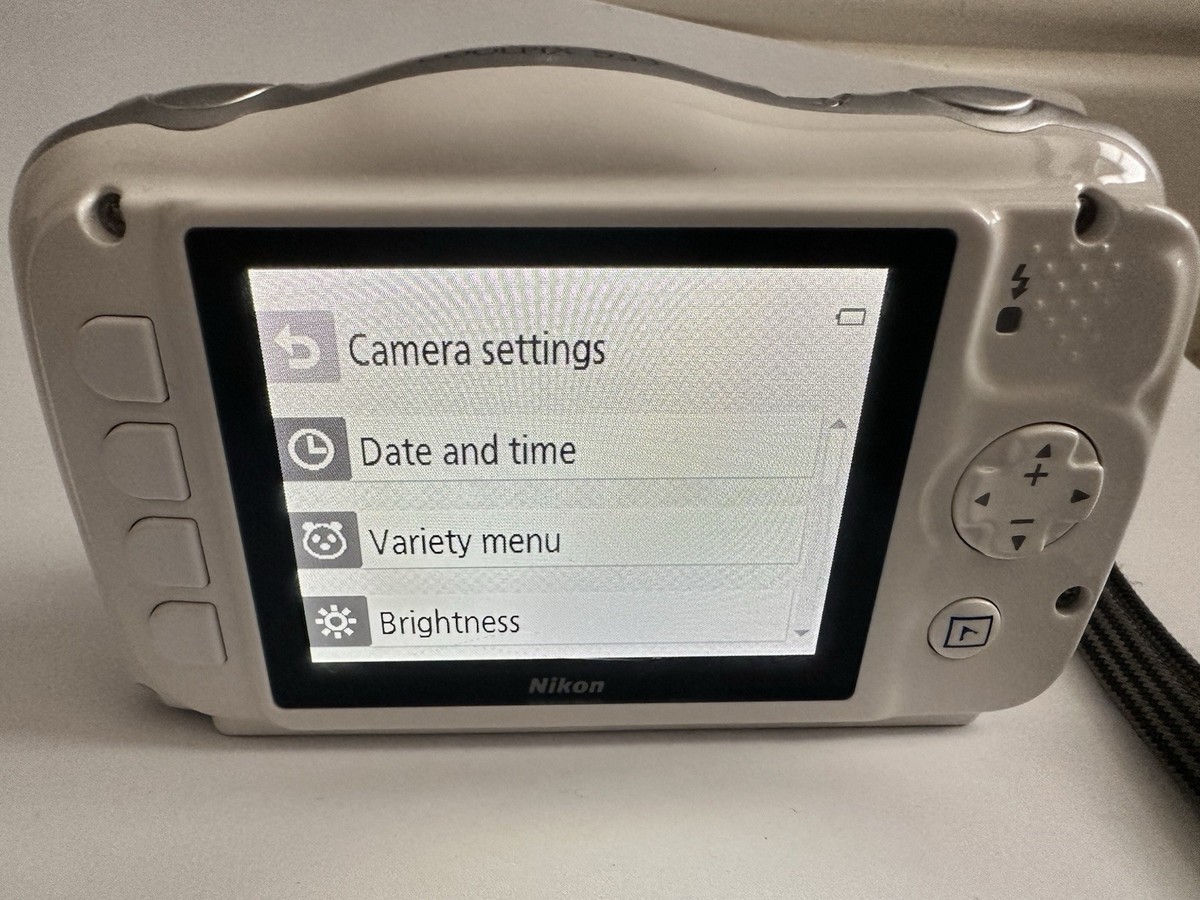 Nikon Coolpix S33 13.2MP Waterproof Camera WHITE Tested & Works
