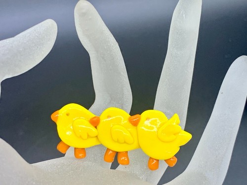 VINTAGE CELLULOID YELLOW THREE CHICKS BIRD BROOCH PIN