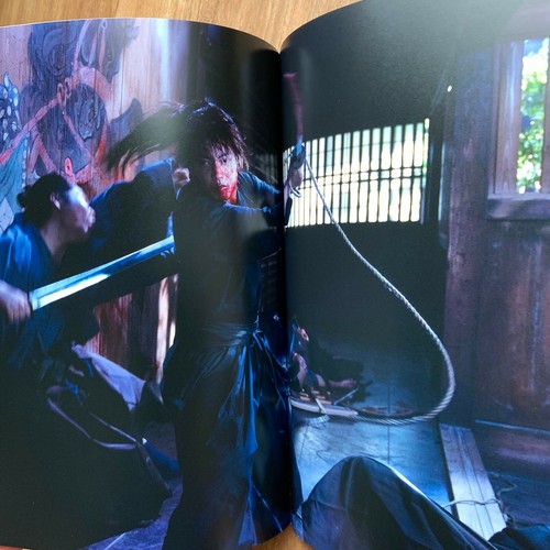 Libro de fotos final y comienzo de la película Rurouni Kenshin Takeru Sato Samurai JUMP JPN - Imagen 9 de 12