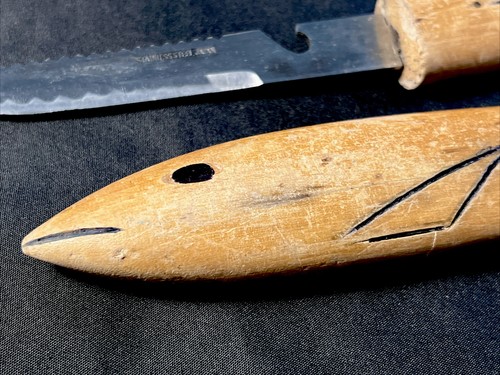Coltello a filetto vintage FOLK ART PESCE scala GIAPPONESE custodia intagliata a mano pesca caccia - Foto 7 di 18