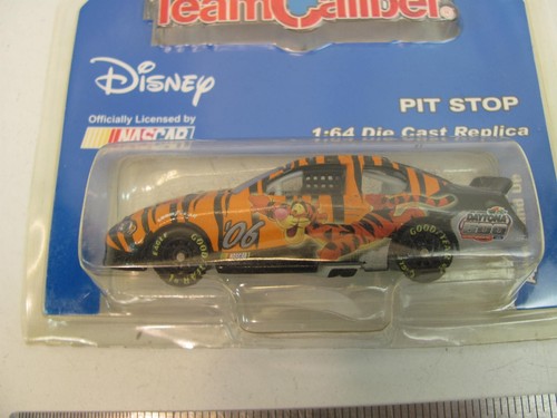 WALT DISNEY WORLD EXCLUSIVE 1/64 2006 TIGGER DAYTONA 500 - TEAM CALIBER - Picture 2 of 6