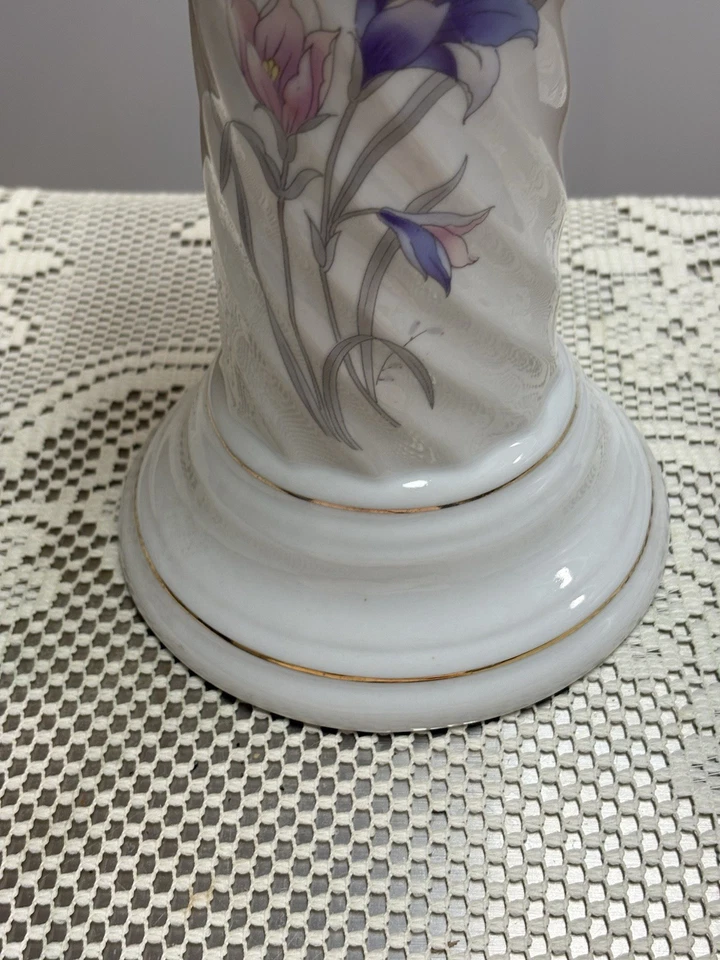 Maceta o soporte para velas de porcelana con remolino floral de 9”x5” con fondo de fieltro dorado Foto 4 de 4