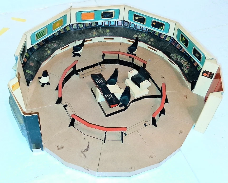 BUILT STAR TREK USS ENTERPRISE BRIDGE MODEL FOR PARTS - Image 2 of 4