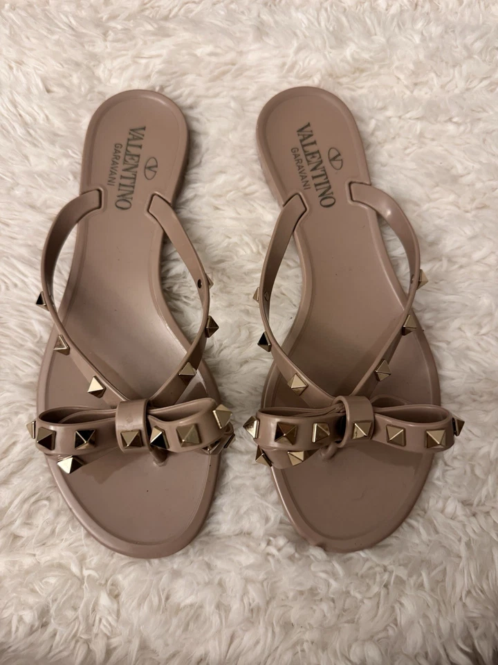 Valentino Garavani ROCKSTUD 橡胶拖鞋,尺寸 7 状况良好  — 第 2/4 张图片