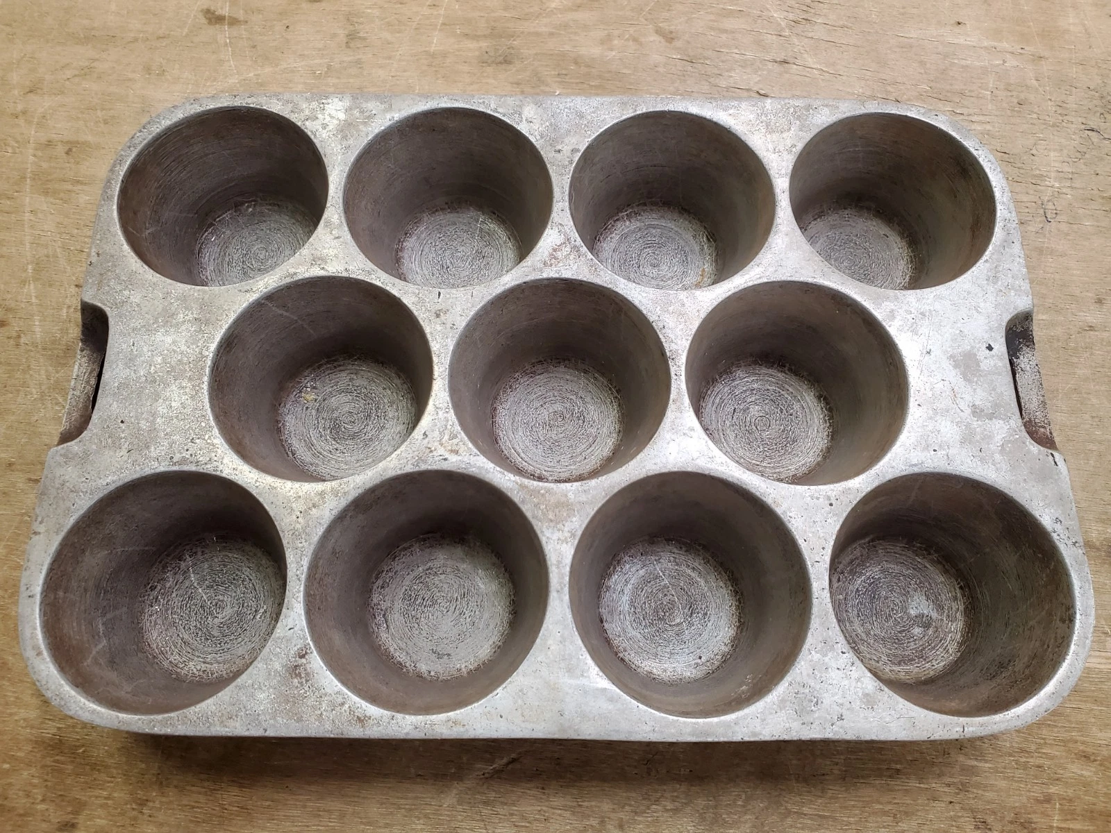 Vintage Wagner Ware S 480 Cast Aluminum Cupcake Muffin Pan, 11 Cup Holes
Opens in a new window or ta