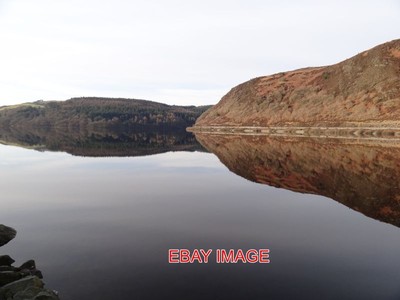 FOTO-REFLEXIONEN IM FRIEDLICHEN WASSER DES CABAN-COCH-RESERVOIRS EIN TEIL VON BIRM