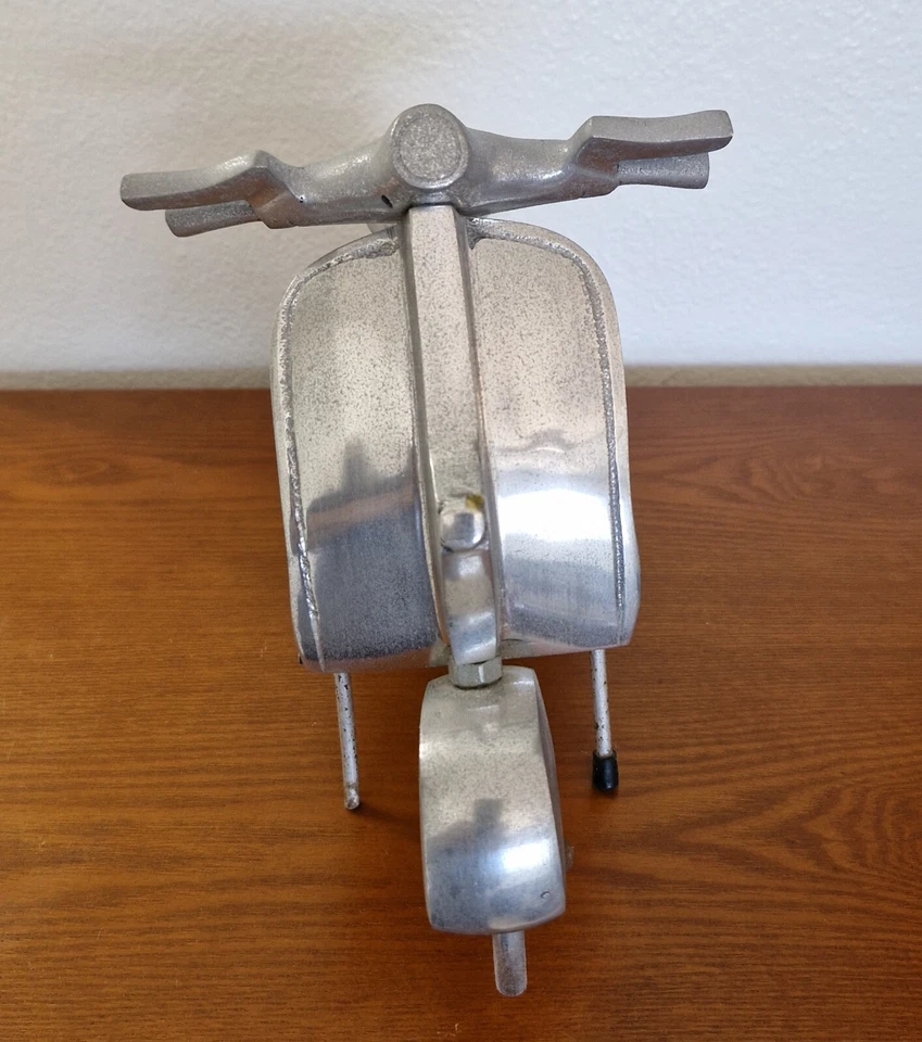 Vespa 125U 1953 Diecast 1/32 Scale Scooter Moped Motorcycle  - Image 4 of 4