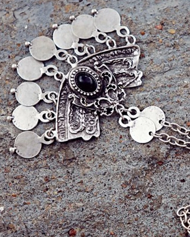 Colar pingente moeda curva ébano estanho Free People joia pedra ônix preto  - Imagem 2 de 4