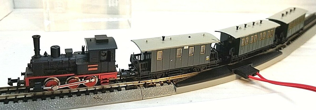 N Minitrix 0-6-0 Switcher Locomotive DB 3-Passenger Set (Tested