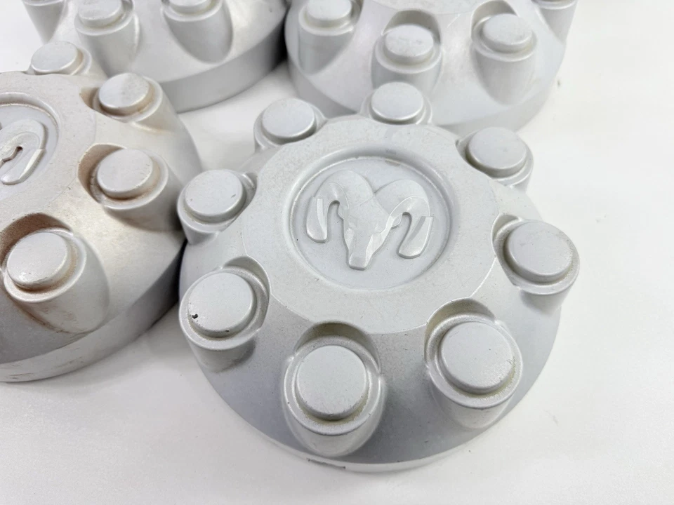 (Juego de 4) Tapacubos centrales Dodge Ram 2500 3500 2008-2013 OEM 52121450AA plateados Foto 3 de 4