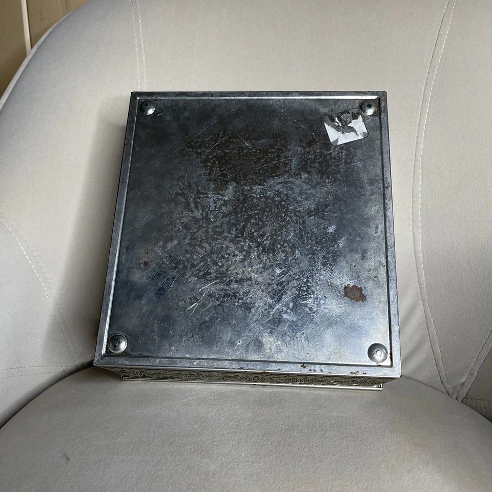 Caja de almacenamiento de lata de galletas vintage plateada en relieve colonial cortejo caballos Foto 4 de 4