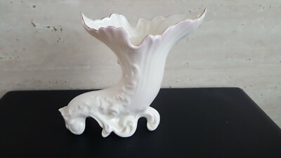 Eine Vintage Belleek Porzellan Spill Vase in gutem Zustand.