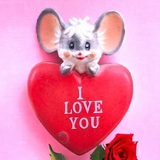 VTG Fridge Magnet Refrigerator Valentines Love Struck Mouse Leaning Heart Resin