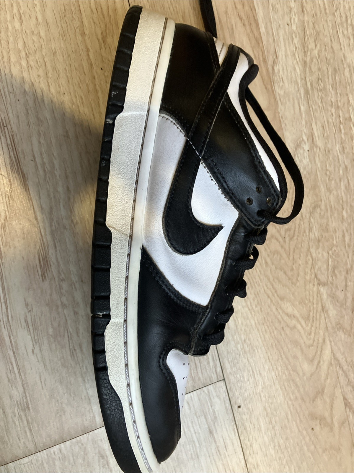 SAOLA Sneaker basse Nike Panda Dunk senza suola pesantemente indossate potrebbero essere utilizzate per restauro.