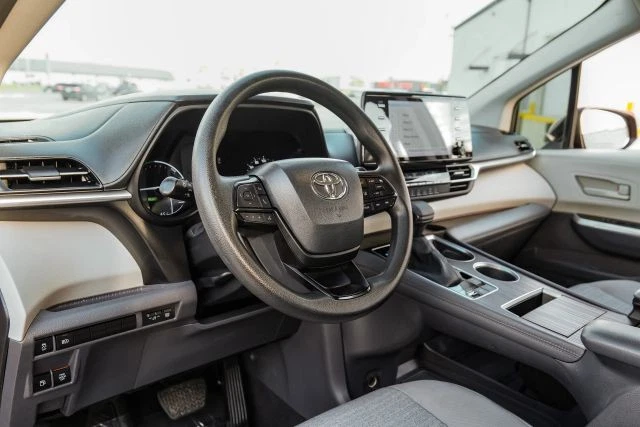 2023 Toyota Sienna LE минивэн 4D - Изображение 3 из 4